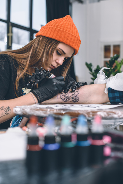 Nő létrehozásával tetoválás a férfi karját - Fotó, kép