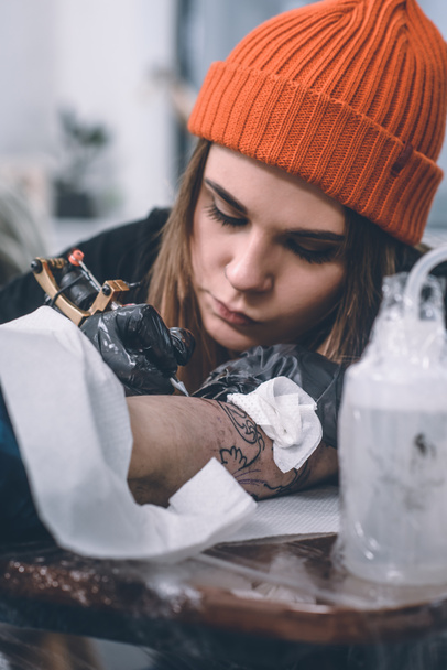 Proceso de tatuaje profesional en la pieza del brazo
 - Foto, Imagen