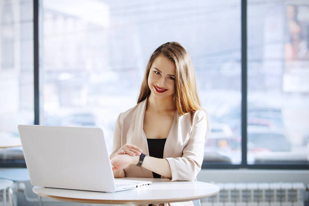 Mujer de negocios en la oficina sentado y trabajando con el ordenador portátil
 - Foto, Imagen