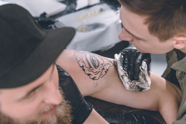 Mester váll tattoo stúdió munka kesztyű - Fotó, kép