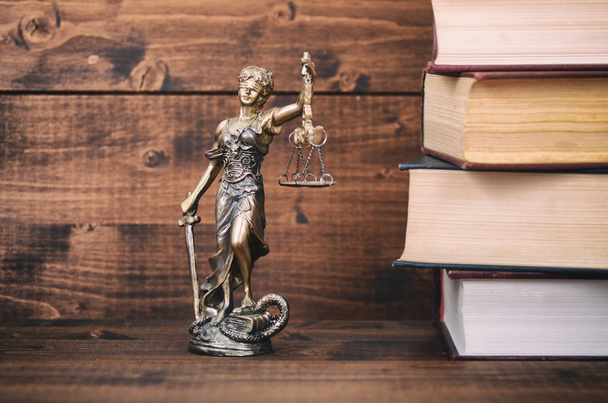 Scales of Justice, Justitia, Lady Justice and Law books in the background. - Foto, afbeelding