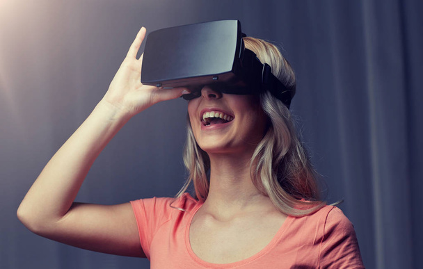 Nainen virtuaalitodellisuus kuulokkeet tai 3D-lasit - Valokuva, kuva