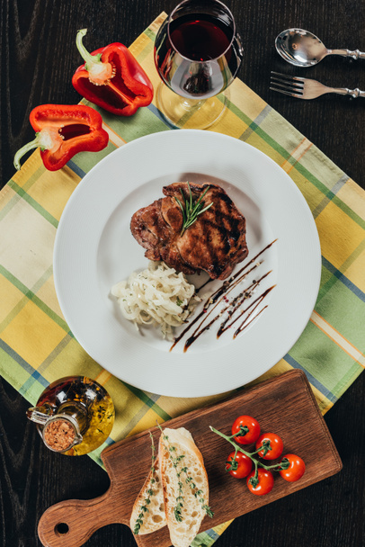 sığır eti biftek ve kırmızı şarap ile plaka Üstten Görünüm tablo peçete üzerinde  - Fotoğraf, Görsel