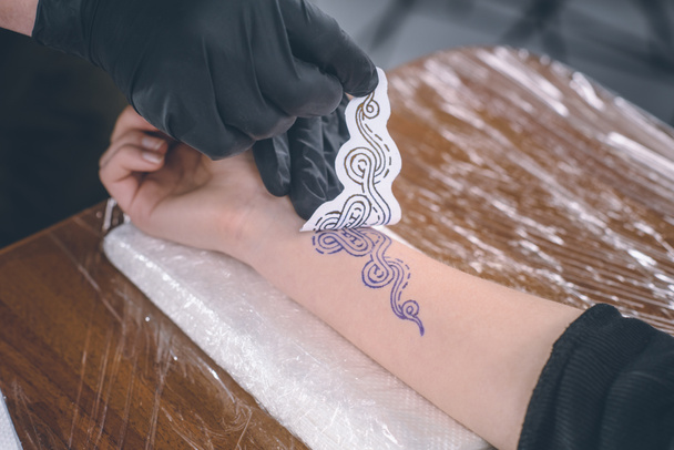 Levágott nézet vázlat kar dolgozó férfi tetoválás művész - Fotó, kép