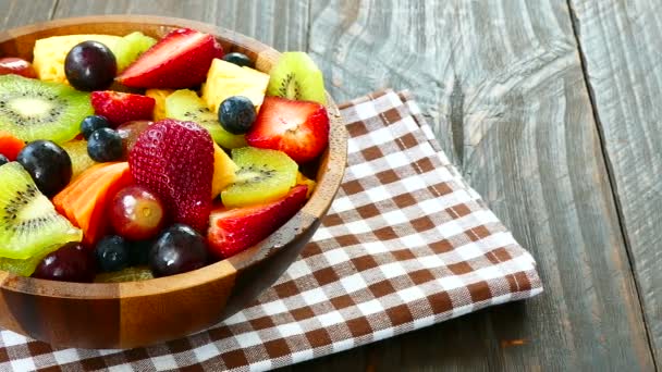 сортированные спелые фрукты и ягоды в деревянной чаше на деревенском столе
  - Кадры, видео