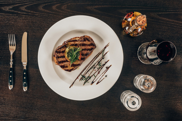 木製テーブルの上皿にステーキのトップ ビュー - 写真・画像