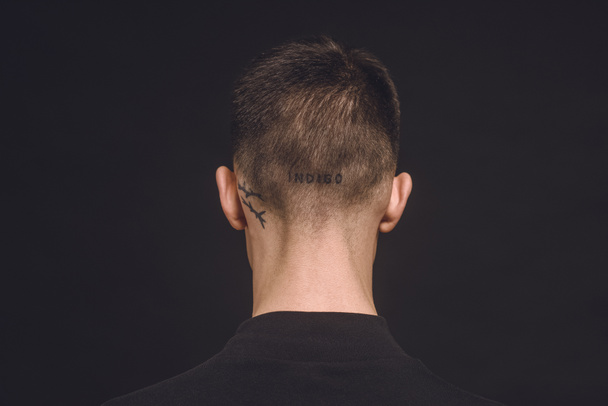 Задній вид татуювання на чоловічій шиї ізольовані на чорному
 - Фото, зображення