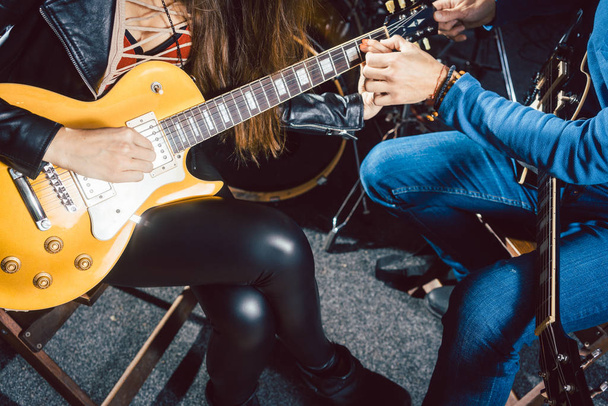 Учитель гитарной музыки помогает своему ученику
 - Фото, изображение