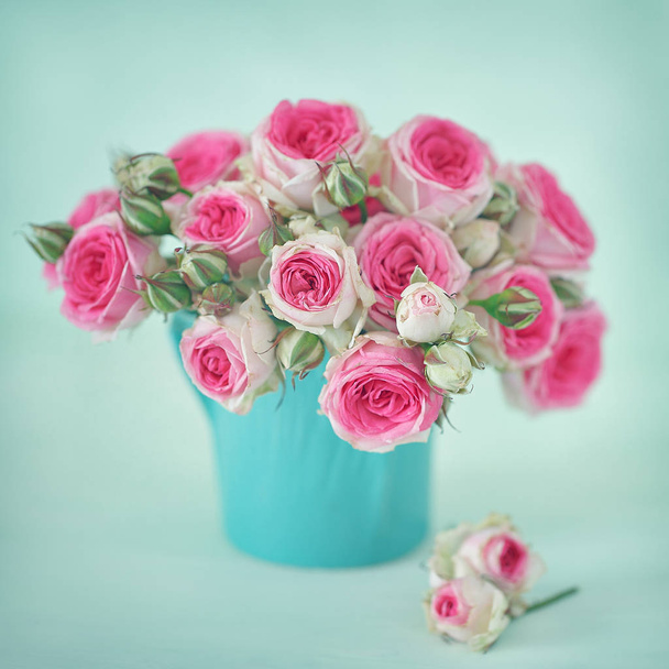 Close-up floral composition with a pink roses .Many beautiful fresh pink roses on a table. - Foto, afbeelding