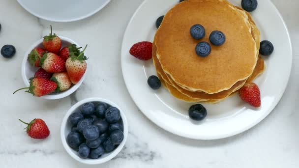deliziosa colazione con pancake, bacche fresche e succo di frutta
 - Filmati, video