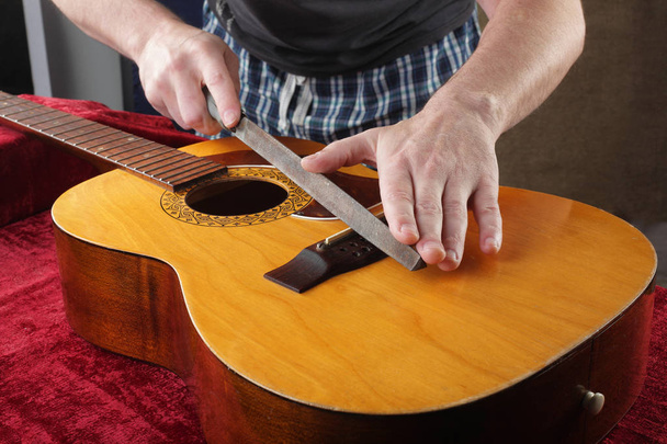 Guitarra reparación y servicio - Tuerca de puente de molienda
 - Foto, imagen