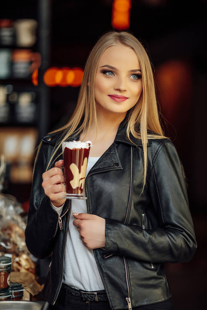 Pretty girl hold a cup of delicious coffee and waer glasses. Sun - Fotoğraf, Görsel