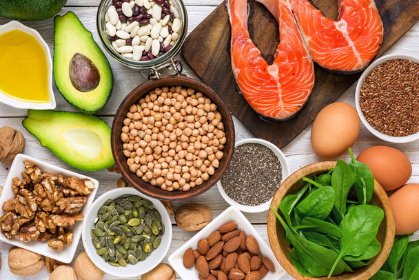 Lebensmittel, die reich an Omega-3-Fettsäuren und gesunden Fetten sind. Konzept für gesunde Ernährung - Foto, Bild