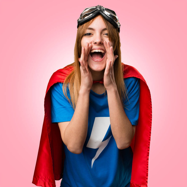 Αρκετά superhero κορίτσι φωνάζοντας σε πολύχρωμο φόντο - Φωτογραφία, εικόνα