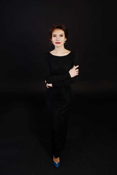 Elegancia nő Fekete estélyi ruhában jelent a stúdió elszigetelt o - Fotó, kép