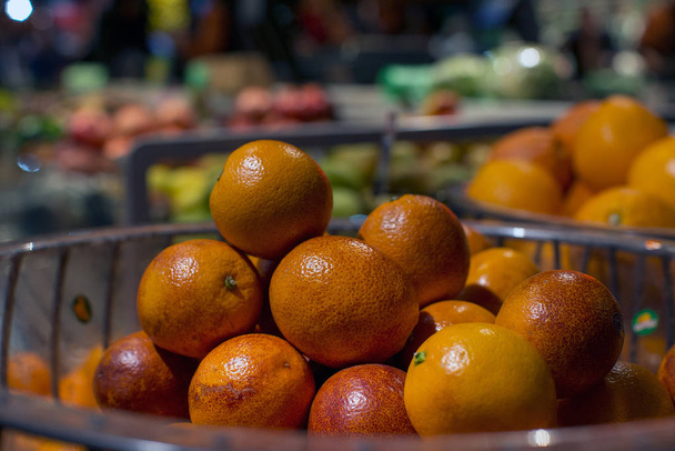 Close view of showcase with citrus in store - Foto, imagen