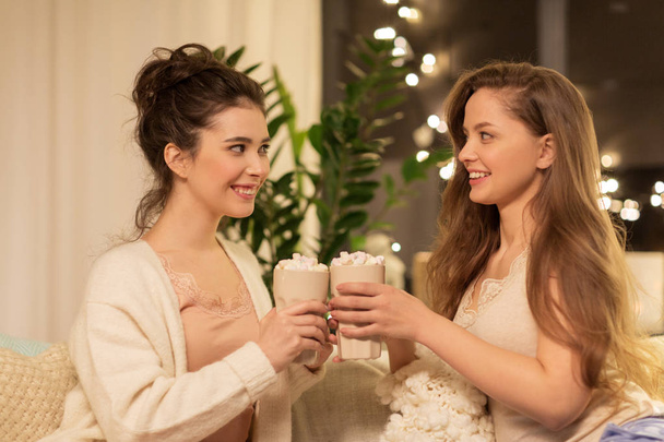 happy female friends drinking cacao at home - Foto, Imagen