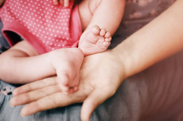 baby's voeten in handen van de Moederdag - Foto, afbeelding