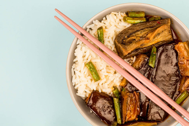 berenjena asada estilo chino con arroz hervido y judías verdes
 - Foto, imagen