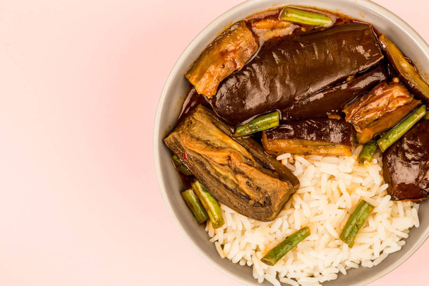 Aubergine assada estilo chinês com arroz cozido e feijão verde
 - Foto, Imagem