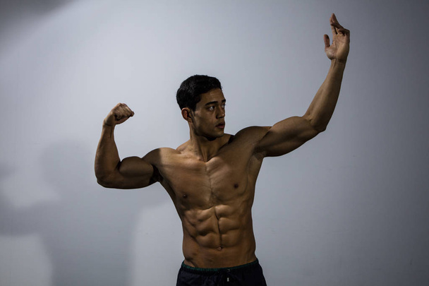 Fitness Model Displaying Upper Body Physique - 写真・画像