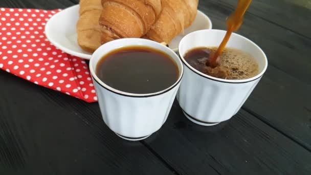 kahvi kaadetaan kuppiin, croissant
 - Materiaali, video