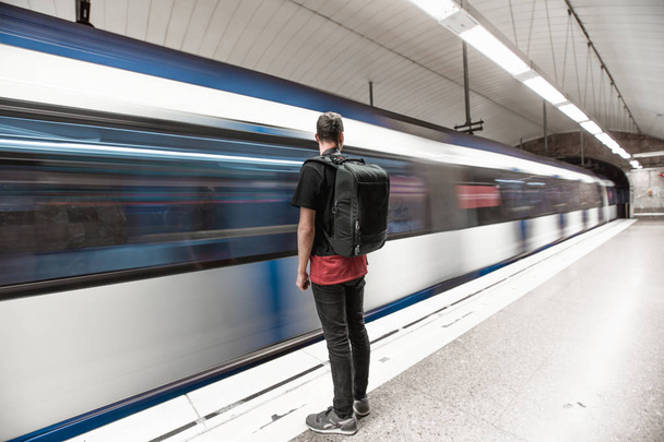 Человек на станции метро с рюкзаком
 - Фото, изображение