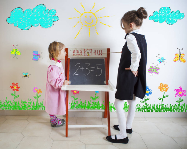 Meisje wiskunde onderwijs aan een jonger kind - Foto, afbeelding