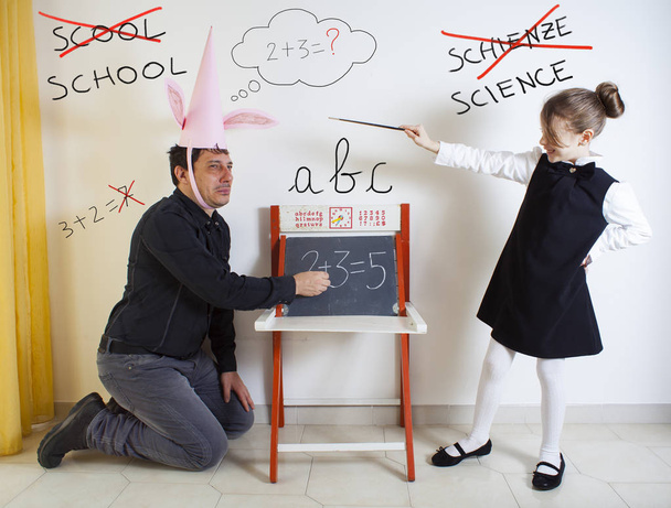 Маленькая девочка учит математике взрослого придурка
 - Фото, изображение