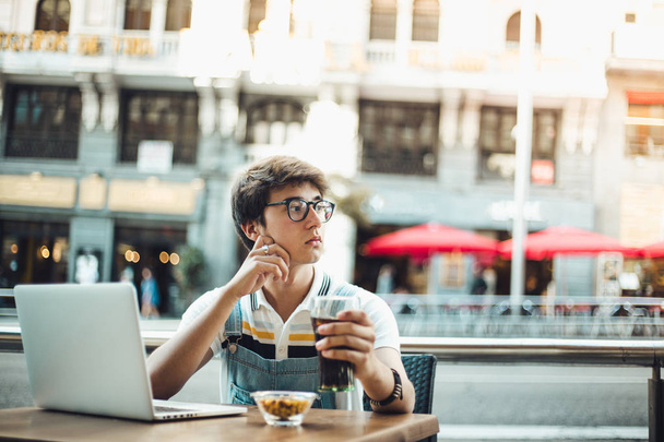 jonge knappe man in café met behulp van laptop  - Foto, afbeelding