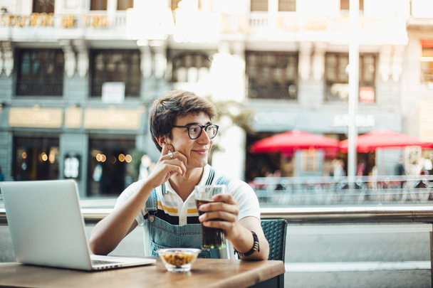 jonge knappe man in café met behulp van laptop  - Foto, afbeelding