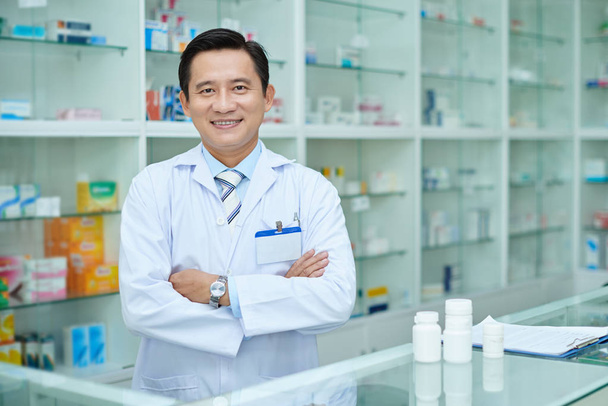 Портрет впевнено в'єтнамських аптека працівника - Фото, зображення