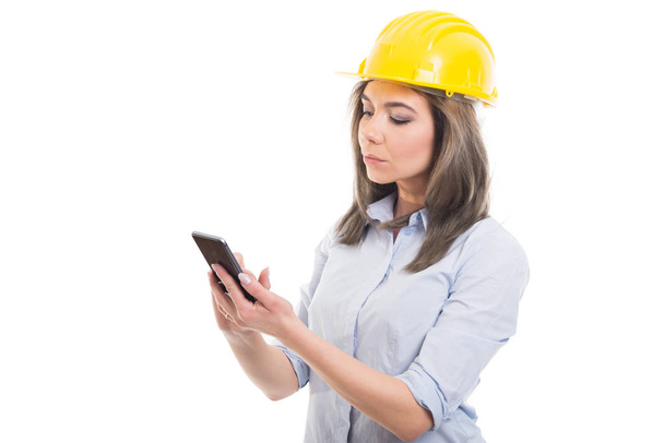 Portrait of female constructor browsing on smartphon - Foto, Imagem
