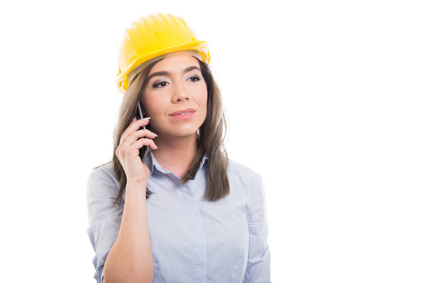 Retrato de una constructora hablando por teléfono
 - Foto, Imagen