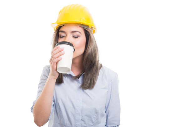 Bastante mujer constructor beber café para llevar
 - Foto, Imagen