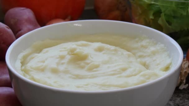 miska dobré teplé šťouchané brambory v kuchyni - Záběry, video