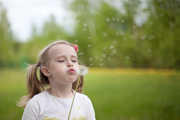 The girl with a dandelion - Foto, imagen