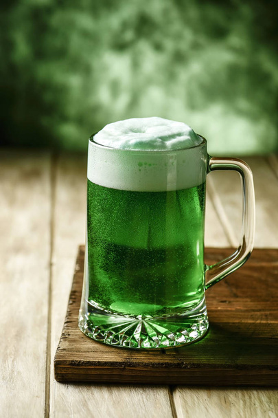 dyed green beer - Valokuva, kuva