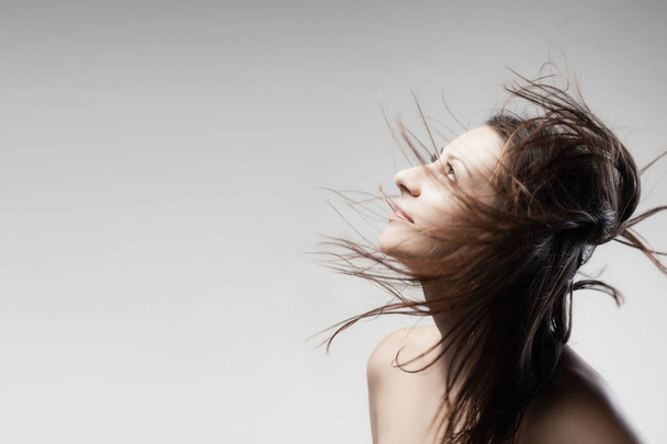 brunette girl with hair in the air - Foto, immagini