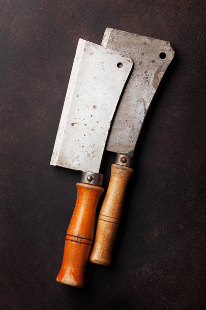 Вид зверху м'ясників. Ножі Vintage м'ясо над кам'яних Ради.  - Фото, зображення