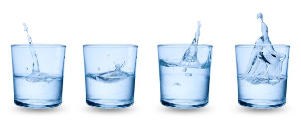 glazen met opspattend water - Foto, afbeelding