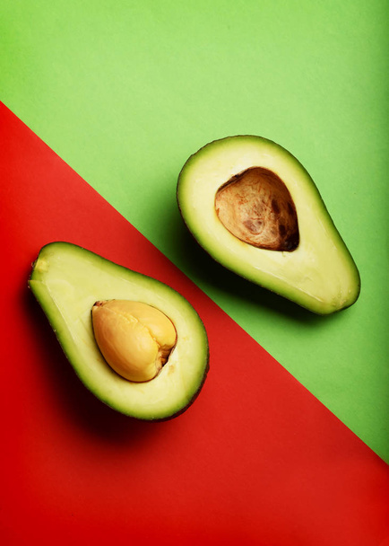Close up van avocado gesneden in de helft voor achtergrond - Foto, afbeelding