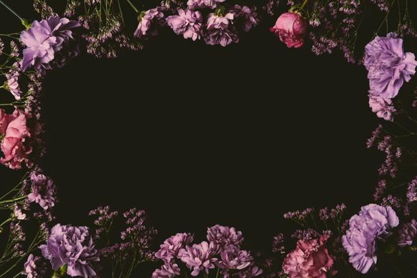 gyönyörű virágos keretek készült rózsaszín és lila virágok virágzó elszigetelt fekete - Fotó, kép