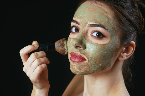 Молода жінка в косметичній масці на обличчі
 - Фото, зображення