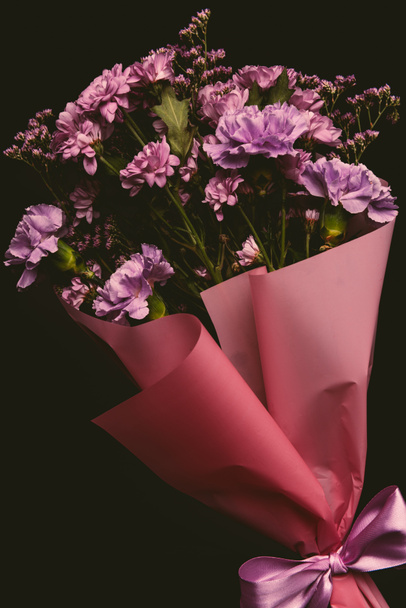 vue rapprochée de beau bouquet floral de fleurs rose tendre avec ruban isolé sur noir
 - Photo, image