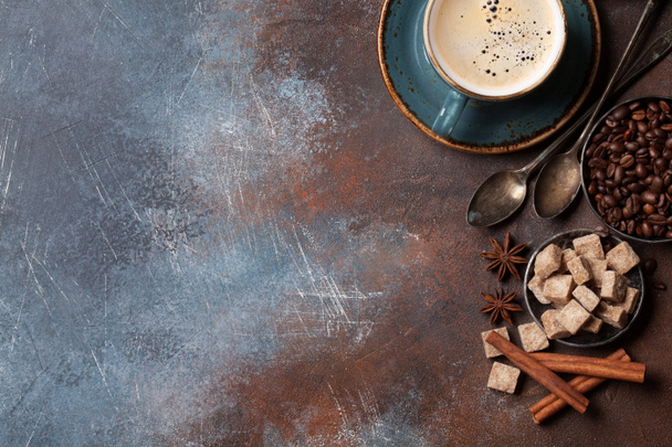Kahvikuppi, pavut, sokeri ja mausteet. Top näkymä tilaa tekstin
 - Valokuva, kuva