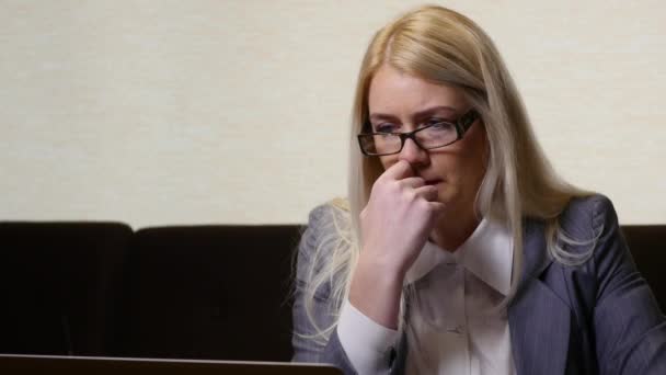 business woman is shocked by what she sees on a computer screen - Záběry, video