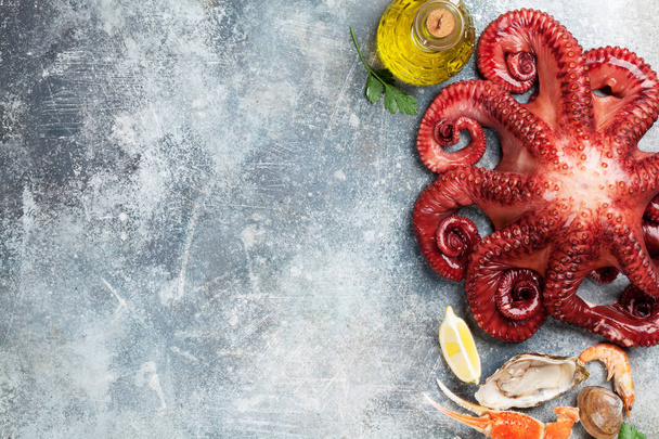 Schaal-en schelpdieren. Octopus, kreeft, mosselen koken. Bovenaanzicht op stenen tafel met ruimte voor uw tekst - Foto, afbeelding