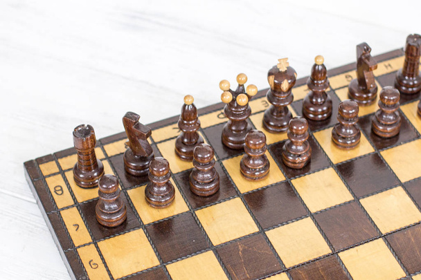 Вид сверху деревянных шахматных фигур перед боем
. - Фото, изображение
