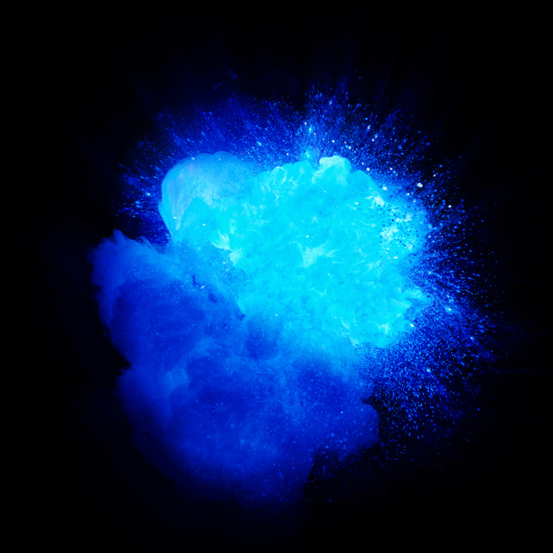 Realistische blauwe explosie met sparks en rook geïsoleerd op zwarte achtergrond - Foto, afbeelding